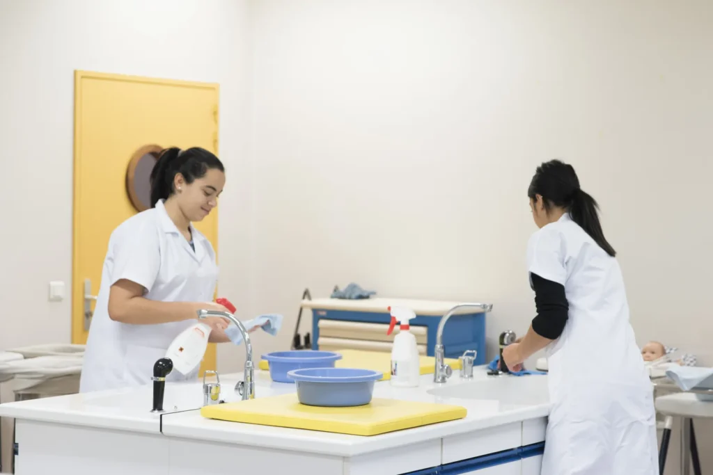 Salle de travaux pratiques auxiliaire de puériculture