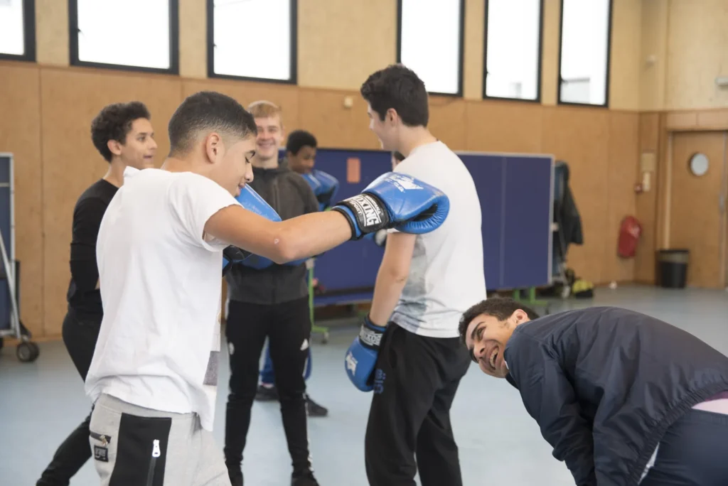 Séance de boxe éducative à l'association sportive