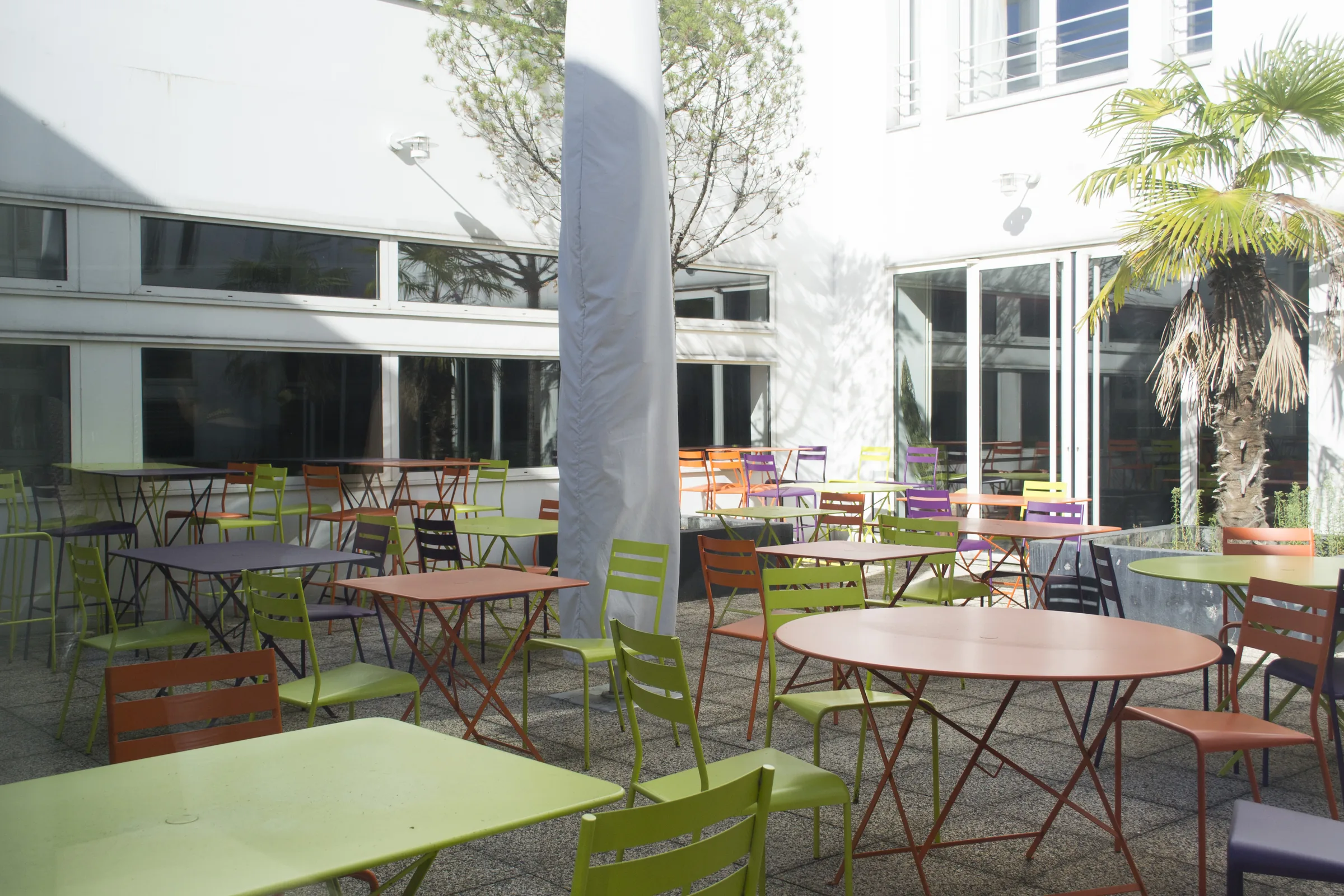 Cafétéria du lycée ouverte sur le patio