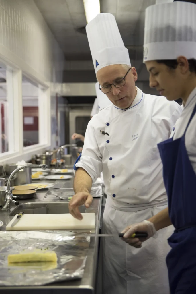 Chef enseignant et élève devant le plan de travail