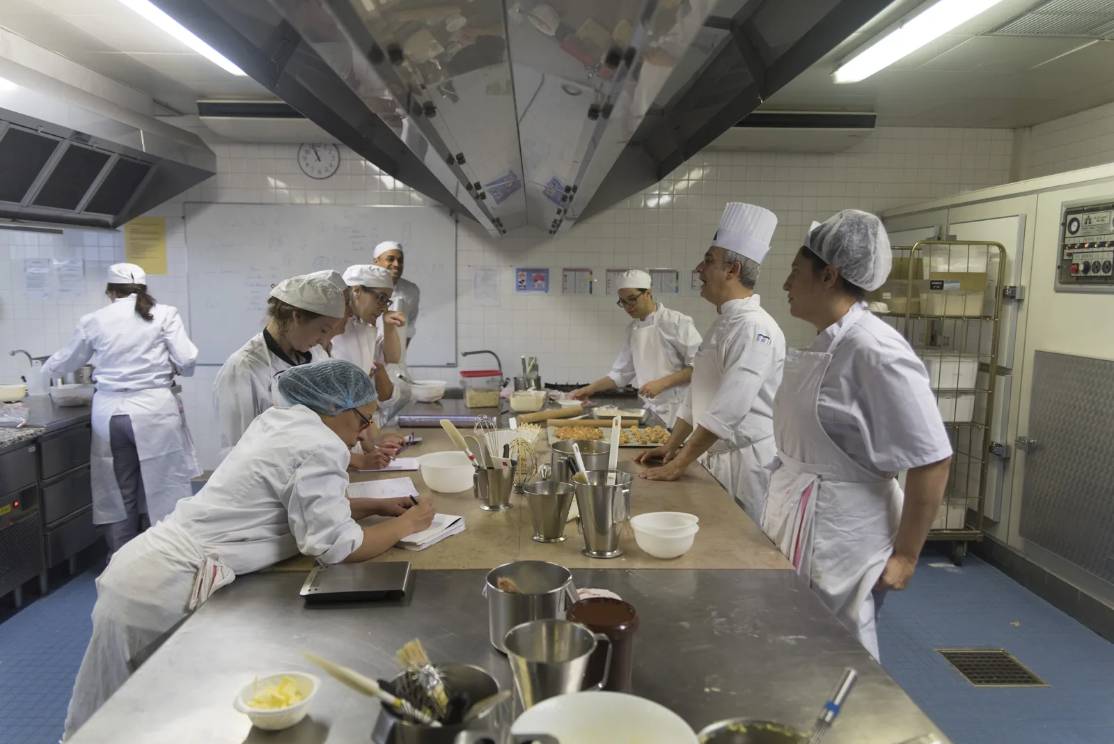Cours de cuisine collectif autour du plan central