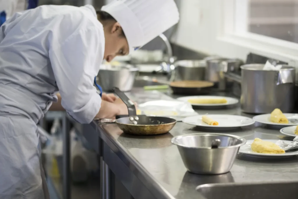 Dressage des assiettes en cuisine pédagogique