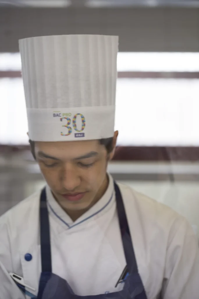 Élève concentré en cuisine pédagogique
