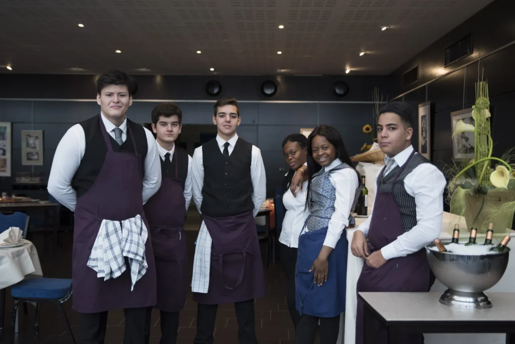 Élèves de la filière hôtellerie-restauration en tenue de service