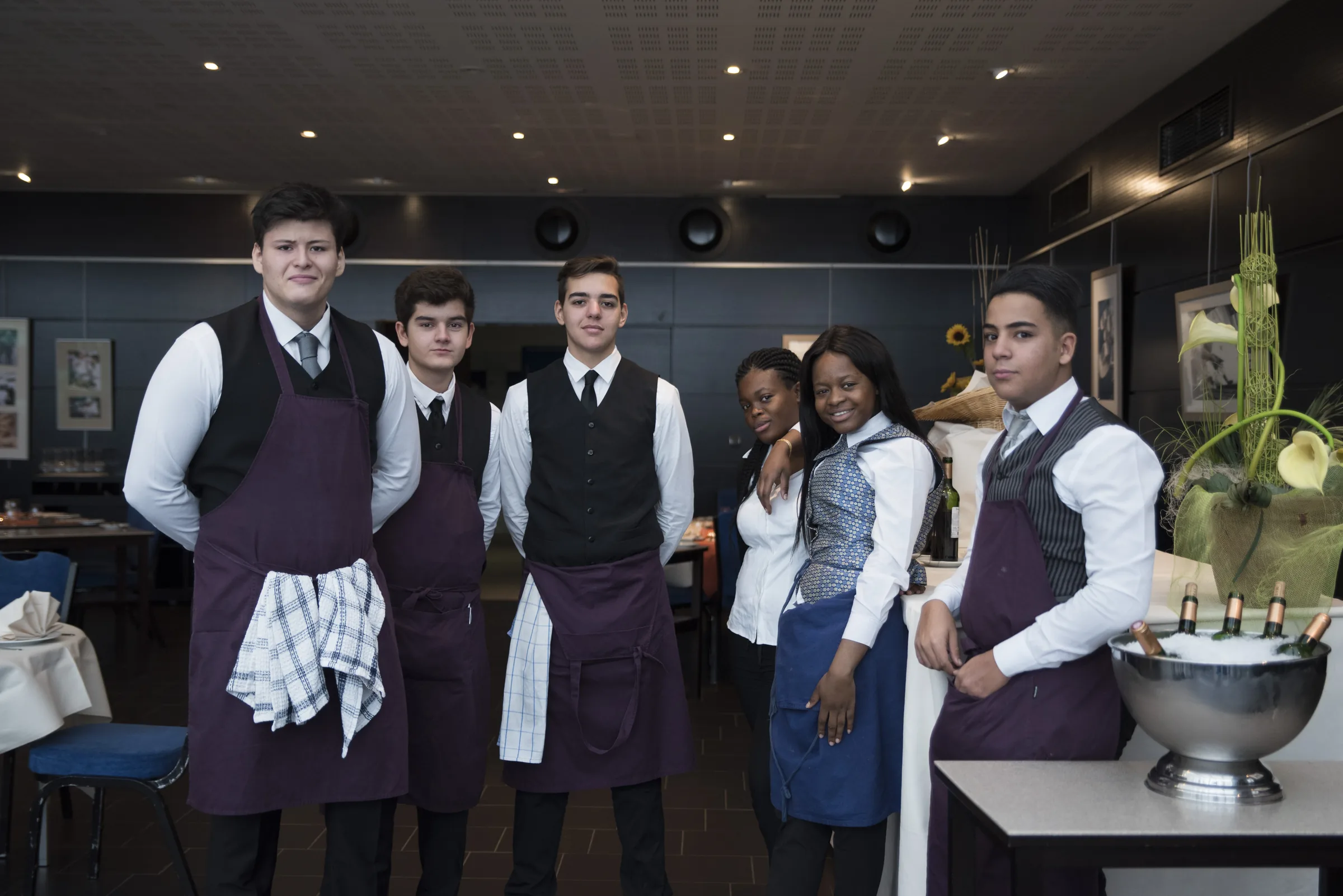 Élèves de la filière hôtellerie-restauration en tenue de service
