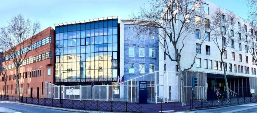 Façade du lycée René Auffray à Clichy, rue Fernand Pelloutier