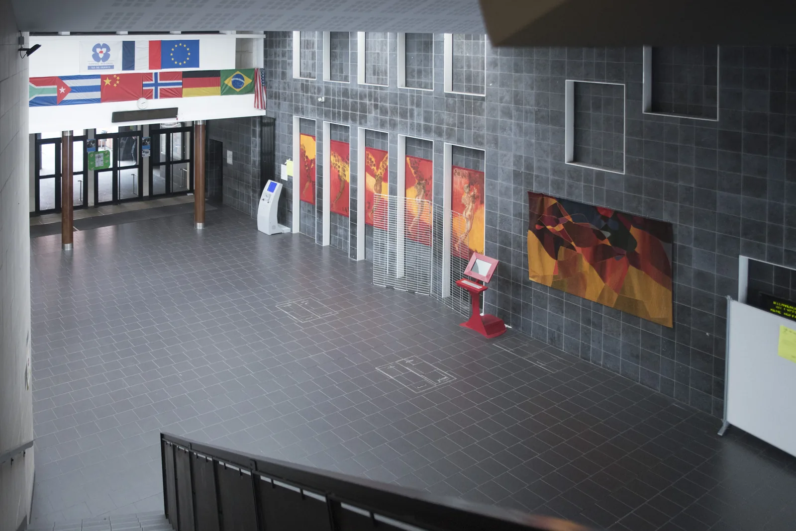 Hall d'entrée du lycée avec les drapeaux des pays partenaires