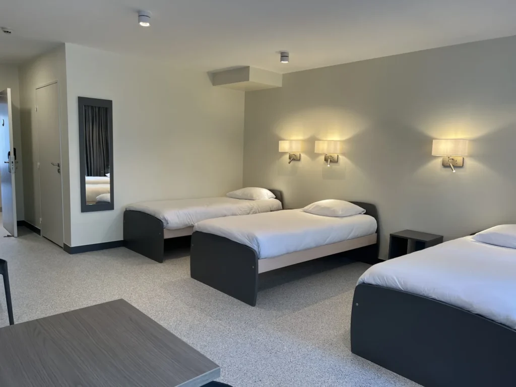 Chambre triple de l'hôtel d'application