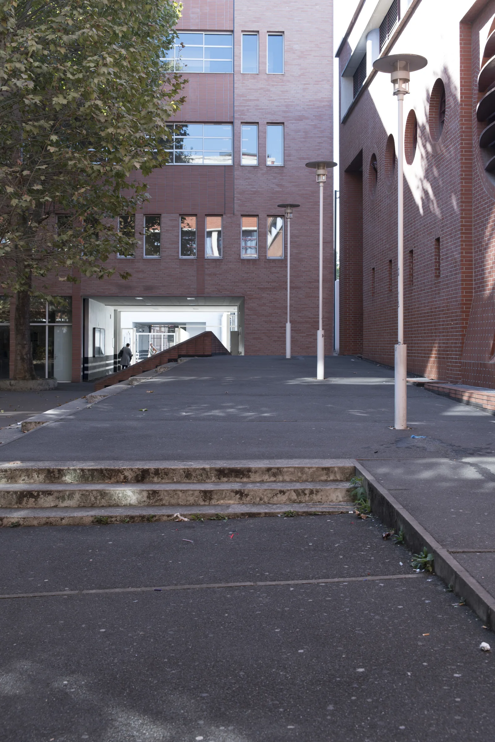 Passage entre les bâtiments du lycée