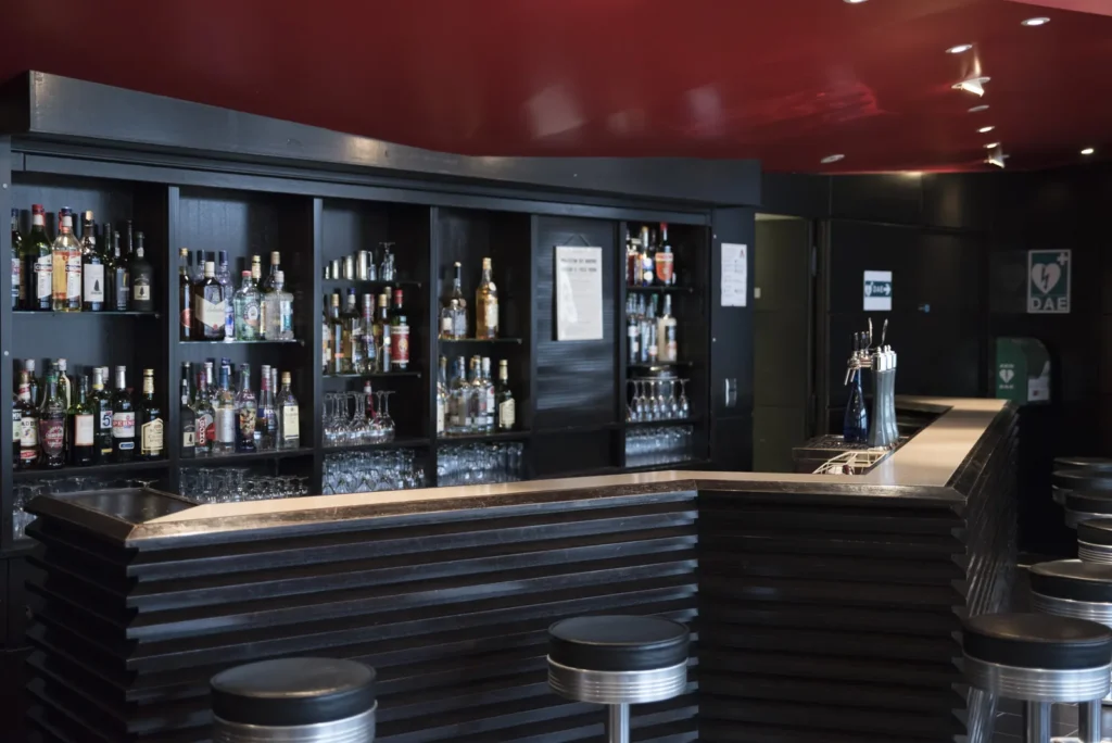 Bar du restaurant d'application, plafond rouge