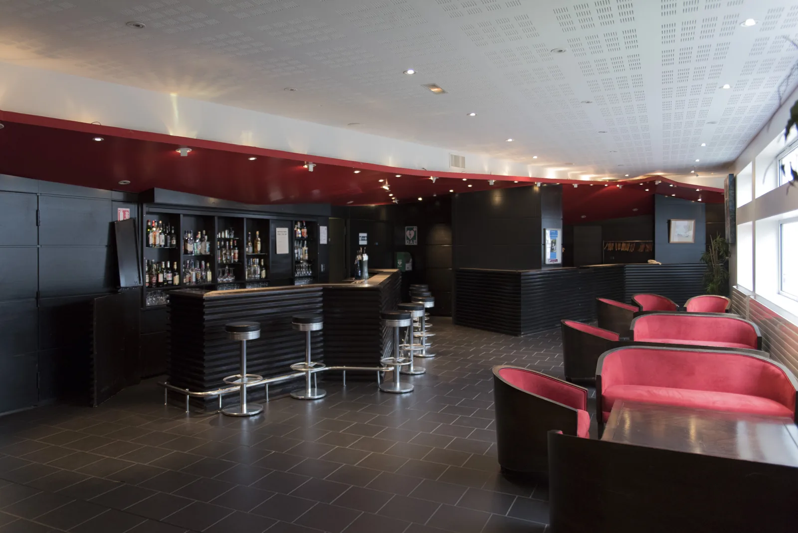 Salle du restaurant d'application avec banquettes rouges