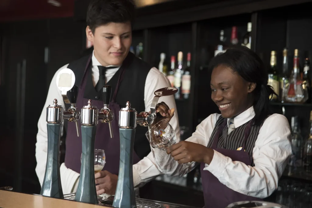 Élèves derrière le bar en préparation de cocktails