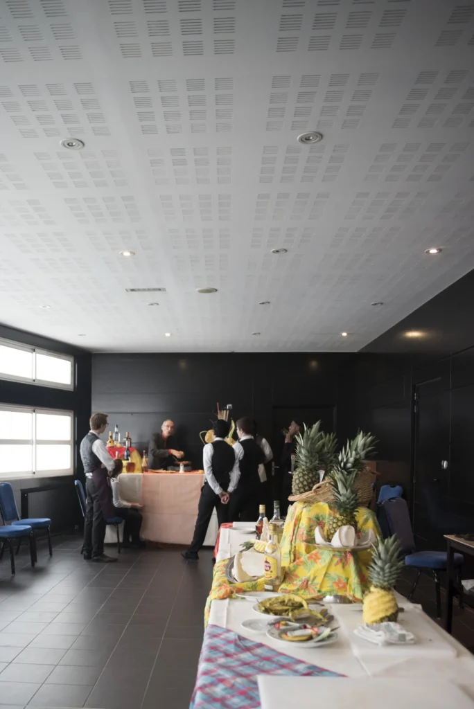 Buffet dressé dans la salle du restaurant d'application