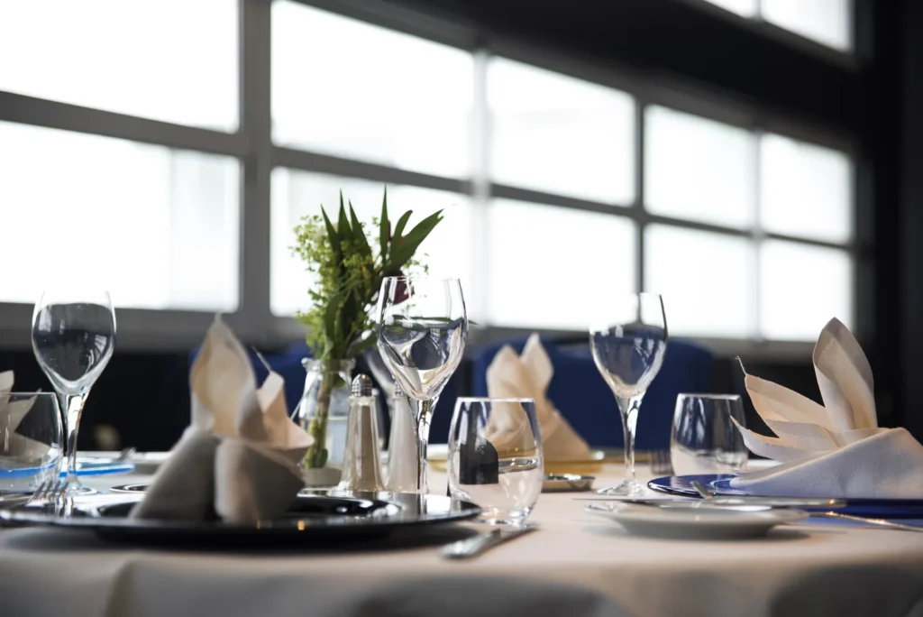 Table dressée près des fenêtres du restaurant d'application