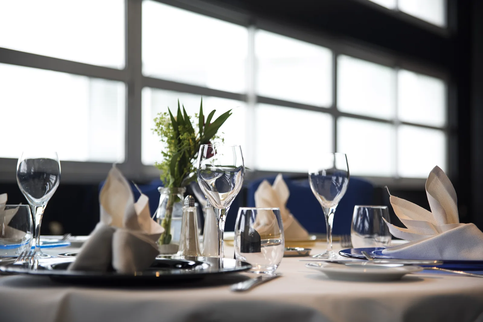 Table dressée près des fenêtres du restaurant d'application