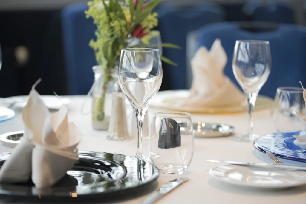 Table dressée du restaurant d'application